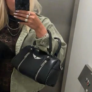 Zadig väska  - Zadig väska som är iprincip ny och jättebra skick det medföljer band. Skriv för fler bilder, nypris ca 4000kr pris kan diskuteras vid snabb affär 