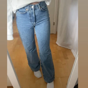 Jeans  - Snygga jeans i storlek 24/32 men jag har klippt de till 24/30. Sitter perfekt på mig som är 156cm lång. Använda en gång 