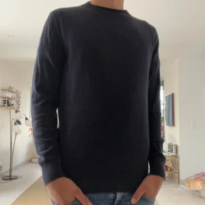 Mörkblå stickad tröja Massimo Dutti - Snygg mörkblå finstickad tröja från Massimo Dutti i bomull och ull. Tröjan har rund hals, ribbade muddar och lång ärm. Den är i S och säljes pågrund av att den är för liten 