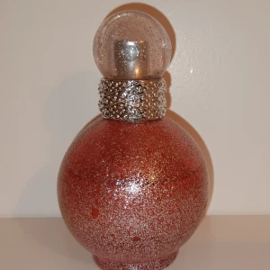 Britney Spears glitter fantasy parfym - Britney spears glitter fantasy parfym. Har används lite som man kan se på första bilden men lite mer är hälften finns kvar. Vet dock inte om det är en 30 eller 50 ml flaska. Priset kan diskuteras 💕