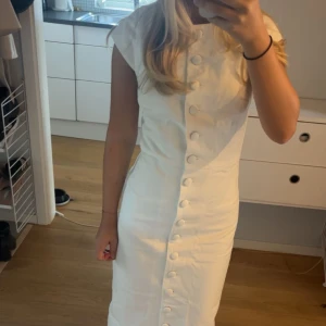 Jeansklänning - Supersnygg jeansklänning från vita grace med knappar. Somrig. Tyvärr liten i storleken (skulle säga xxs)