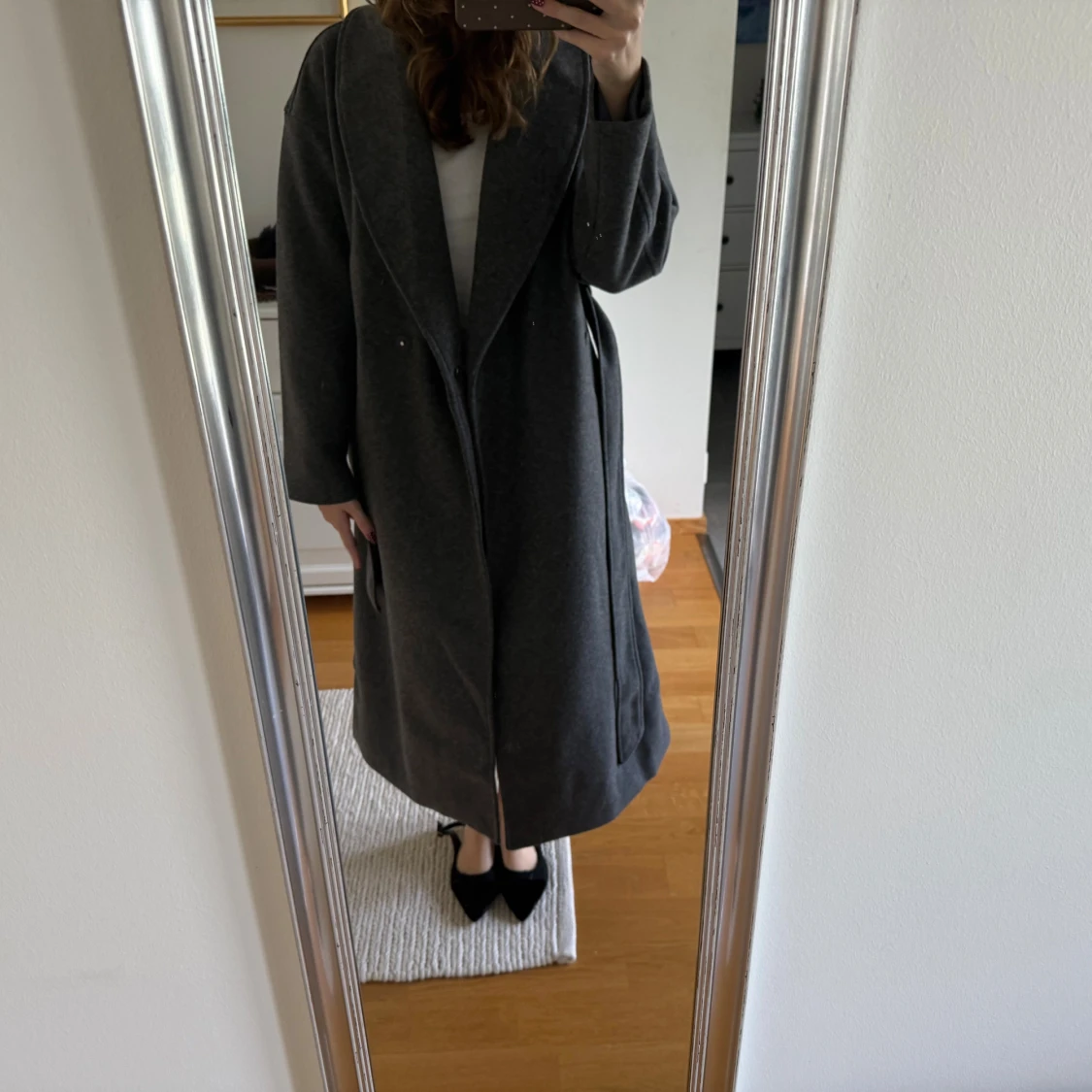 Mörkgrå lång kappa med bälte