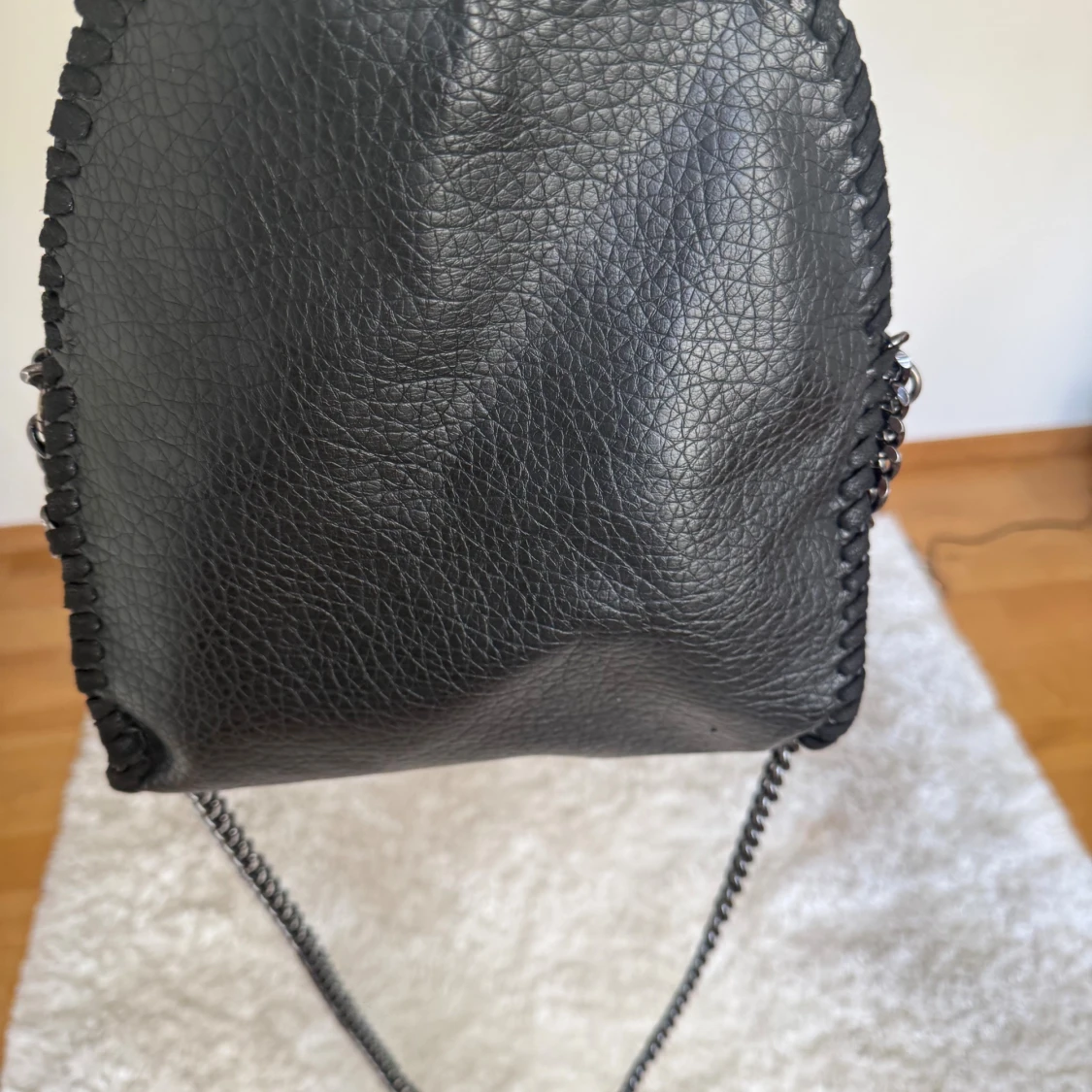 Svart axelväska med kedjerem - 1