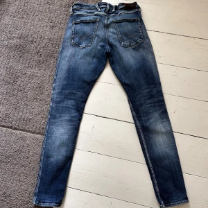 Mörkblåa Replay Anbass Jeans - Riktigt Replay Anbass jeans med stilren wash. | W31 L34 | Nypris: 1699kr | Mycket bra skick, förutom att lappen ”Anbass” gått av, absolut inget man ser vid användning. | Skriv vid minsta fundering, priset är ej hugget i sten! 