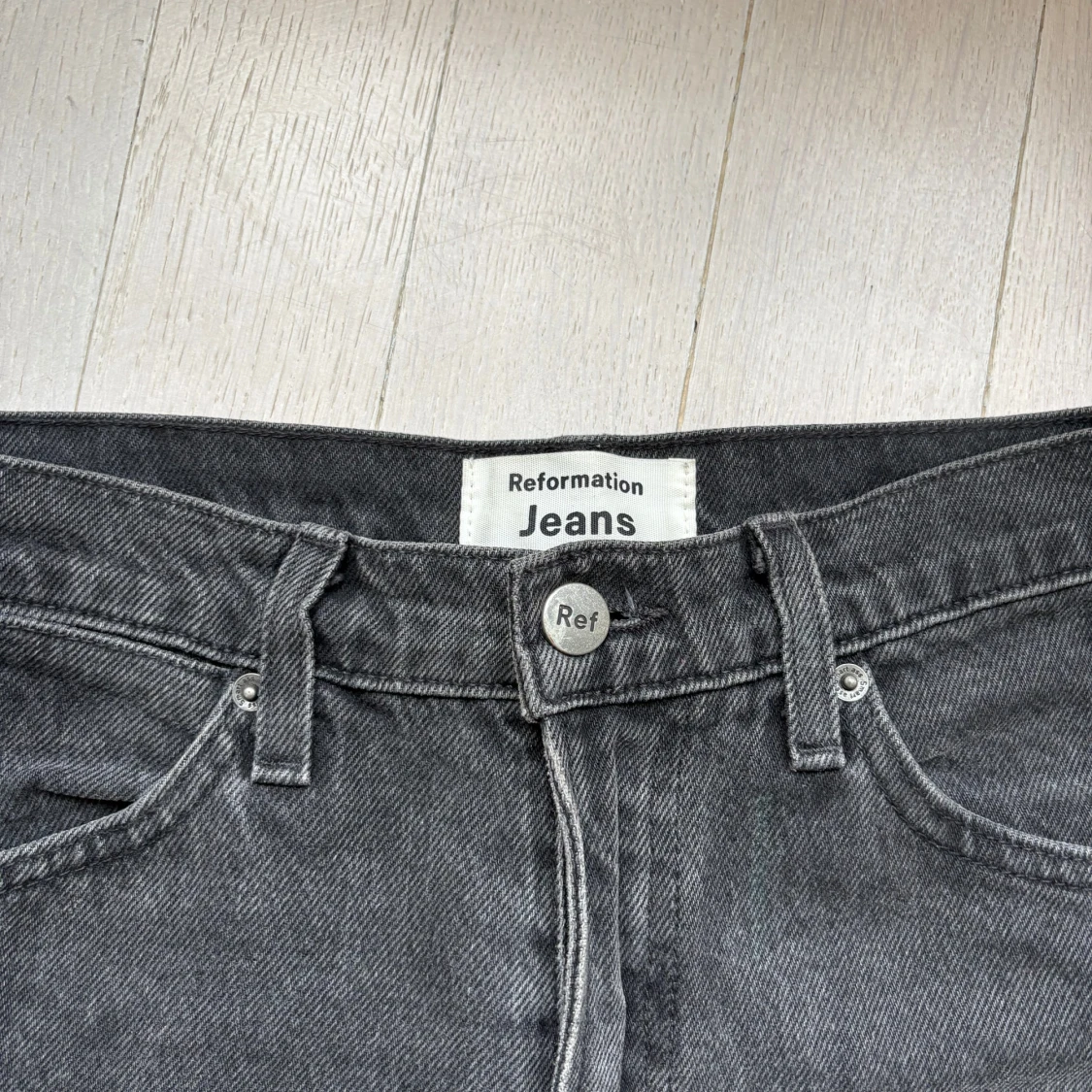 Grå jeans med stjärndetalj från Reformation - 2