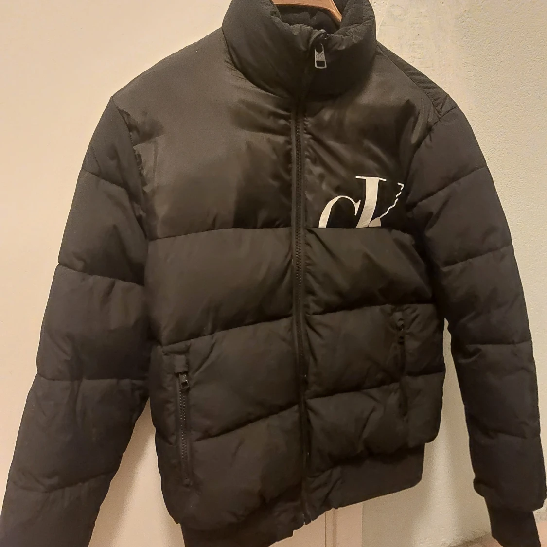Svart pufferjacka Calvin Klein Jeans S