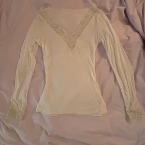 Intimissimi topp - Superfin vit spetstopp från intimissimi. Tyvärr har den små defekter på baksida arm samt längre ner på armen (men inget man tänker mycket på). Ny pris ligger på närmare 500 kr men säljer för endast 150 kronor pga de små defekterna. ❤️