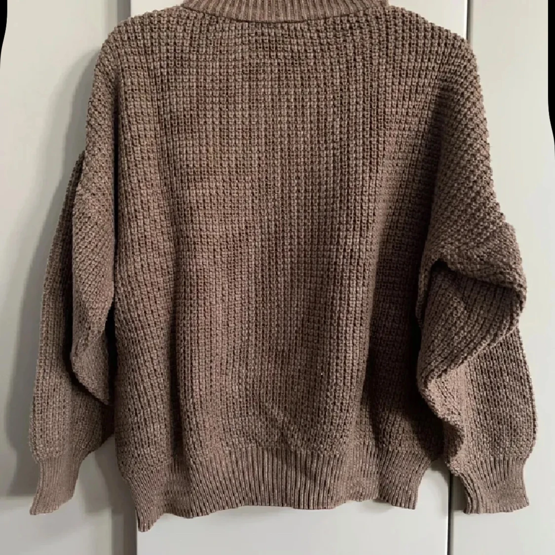 Brun stickad tröja med bilpatch  - 2