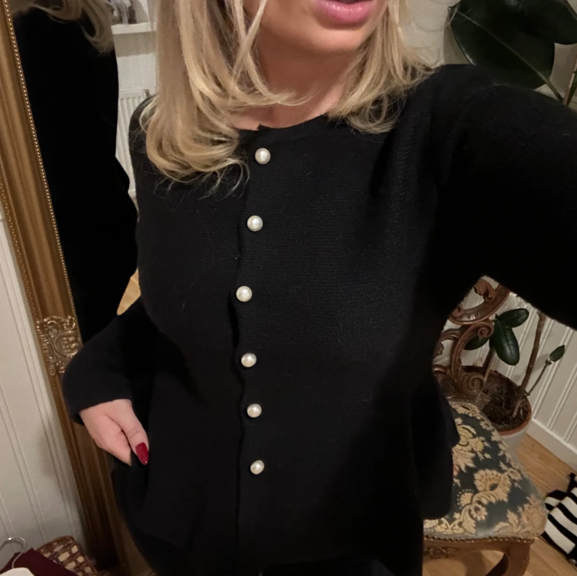 Svart kofta med pärlknappar från J'aime - 2