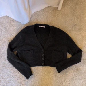 Stickad cardigan med fickor  - Säljes då den inte används bra skick och fina detaljer med fickorna. Perfekt till hösten!!