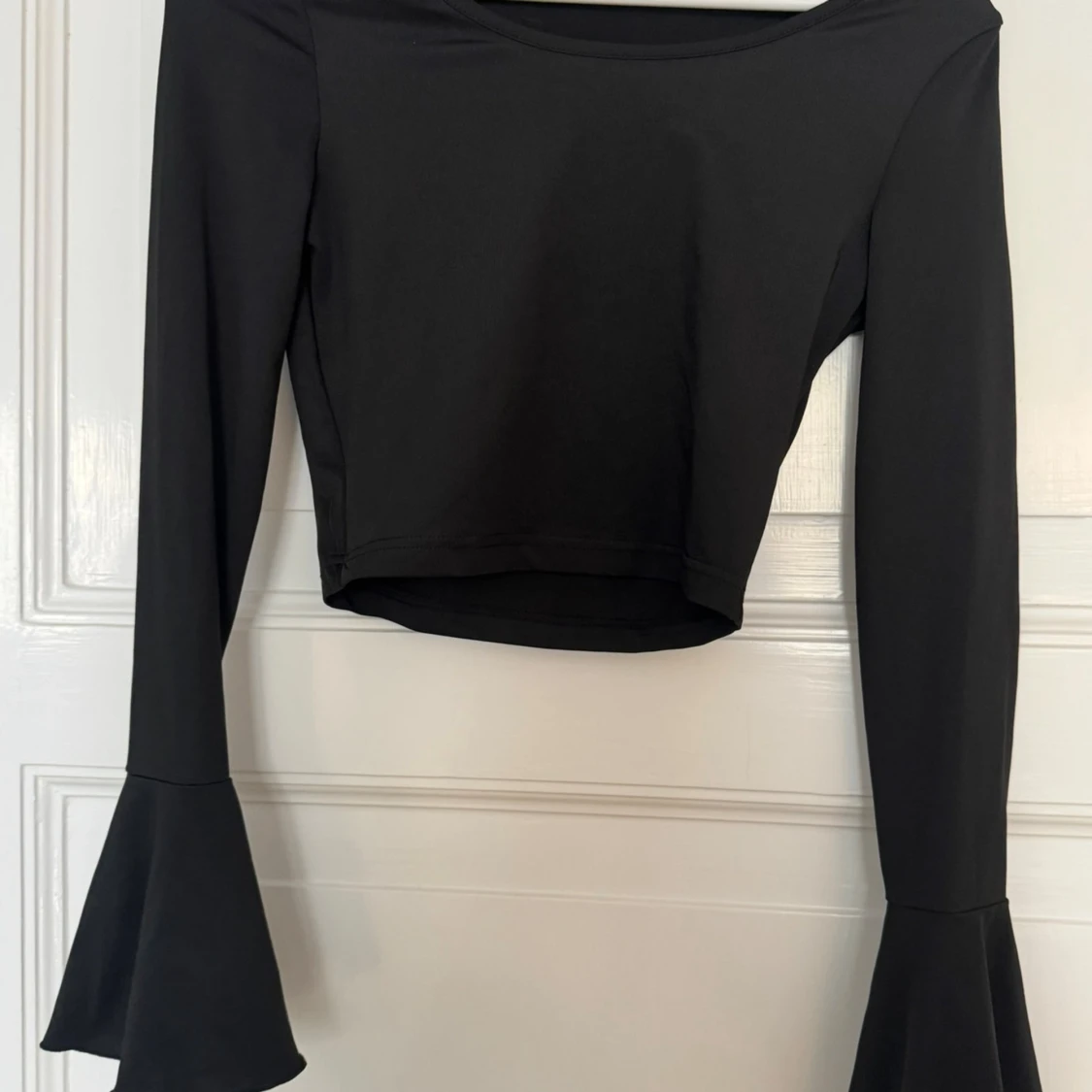 Svart croppad topp med trumpetärmar