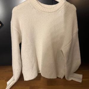 Stickad tröja från bikbok - Vit stickad tröja från bikbok jätte fint skick