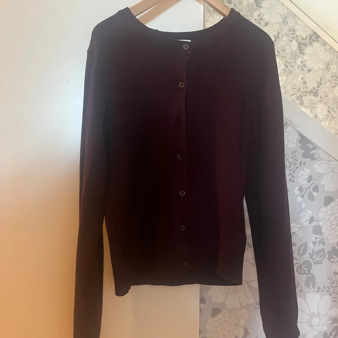 Mörk vinröd kofta med knappar - 1
