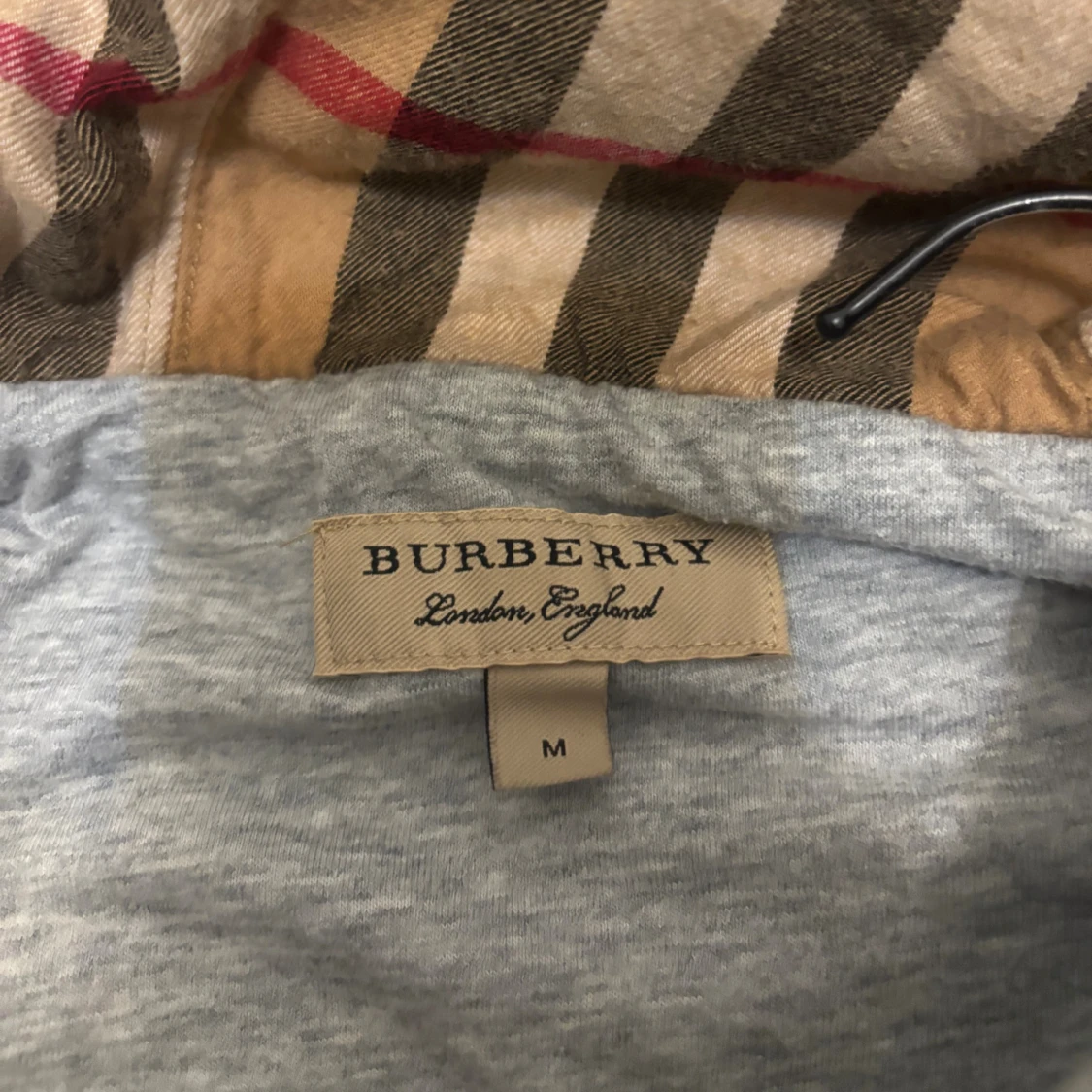 Grå hoodie från Burberry med rutig huva - 3