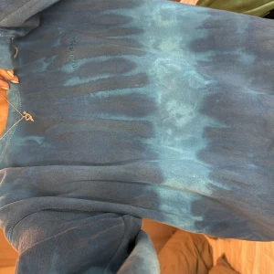 Sweatshirt - Jättecool sweatshirt från urban!!! Urtvättad finish i modellen 💙💙