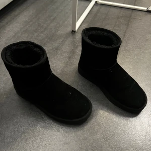 Svarta Uggs fån Nelly  - Hör av er vid frågor.
