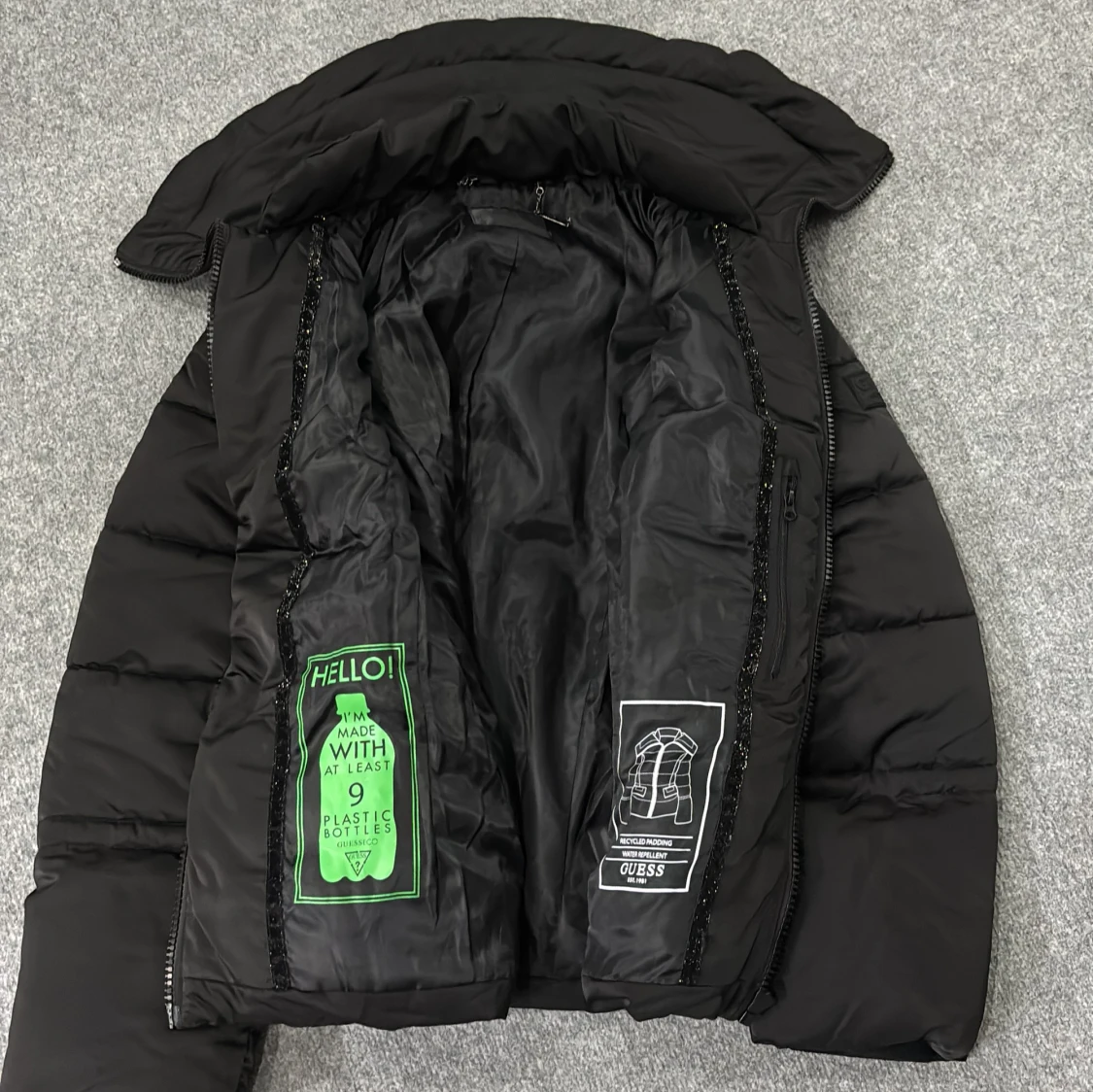 Svart pufferjacka från Guess med bälte - 3