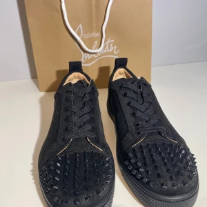 Christian Louboutin svarta sneakers med nitar - Skriv pm innan köp!                                                       Svarta sneakers från Christian Louboutin i storlek 45. Aldrig använda! Endast påse och skohorn medöljer! (Sista bild) tyvärr ingen skobox. Hör av dig vid frågor! MVH Grisch closet 