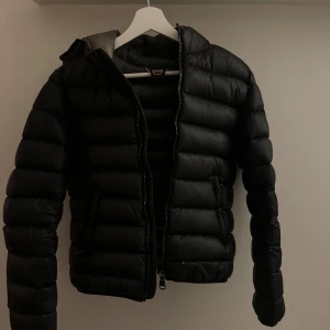 Svart colmar jacka - Svart jacka från Colmar med huva och två sidofickor med dragkedja. Perfekt för kalla dagar säljer för att den blivit för liten på mig nu🥲Jackan har ett litet hål längst ner men de syns knappt, annars är den i super bra skick. Nypris ca 4000kr. Säljer för 2000kr, pris kan diskuteras😇       Jackan är i storlek S men skulle säga att den passar xs/s🩷 kan skicka bild på måtten ifall man vill🩷