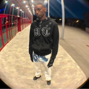 Balenciaga jeans med blekt mönster - Unika jeans från Balenciaga med coolt blekt mönster upptill och ljusbeige ben. Klassisk femficksmodell med knapp. Jeansmaterialet är robust och detaljerna i blått och vitt ger en riktigt edgy vibe. Perfekta för dig som vill sticka ut.