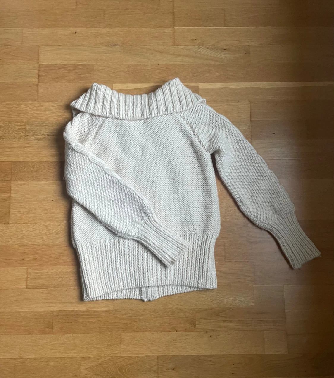 Vit stickad kofta från H&M med dragkedja