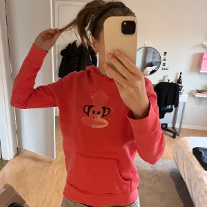 Paul Frank hoodie - Säljer min röda söta Paul Frank hoodie som tycket tyvärr råkade tvättas bort i tvätten😢 annars mycket bra skick❤️ 