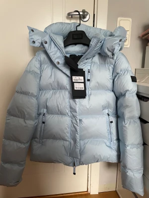 Cedrico Stella dunjacka  - Denna otroligt fina dunjackan säljs då jag önskar mig en annan jacka i stället. Den har aldrig blivit använt och har alla lappar kvar❤️ Är slutsåld överallt, därav priset. Hör av er vid frågor/ om man vill ha bilder med jackan på!