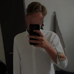 Burberry skjorta - Säljer denna feta bruberry skjortan i toppen skick! Storlek s och har ingen defekt eller något sånt. Pris 1399 men är prutbart, såklart är den äkta!