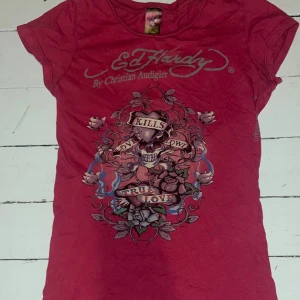 Rosa Ed Hardy tröja - Jättesygg mörkrosa Ed Hardy T-shirt i storlek S. Köptes på Vinted. Inga synliga defekter. Pris kan diskuteras ❣️