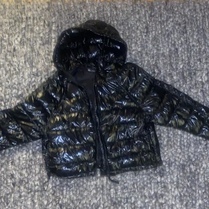 svart vinter jacka från Zara - säljer en svart glansig vinterjacka från zara. använd en gång💕 säljer då den är för lite och inte används den är i stl s