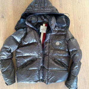 Moncler Branson - Säljer en moncler branson (ett alternativ till moncler maya) den är varm najs och självklart äkta som alltid. Hör av er om det är något😁