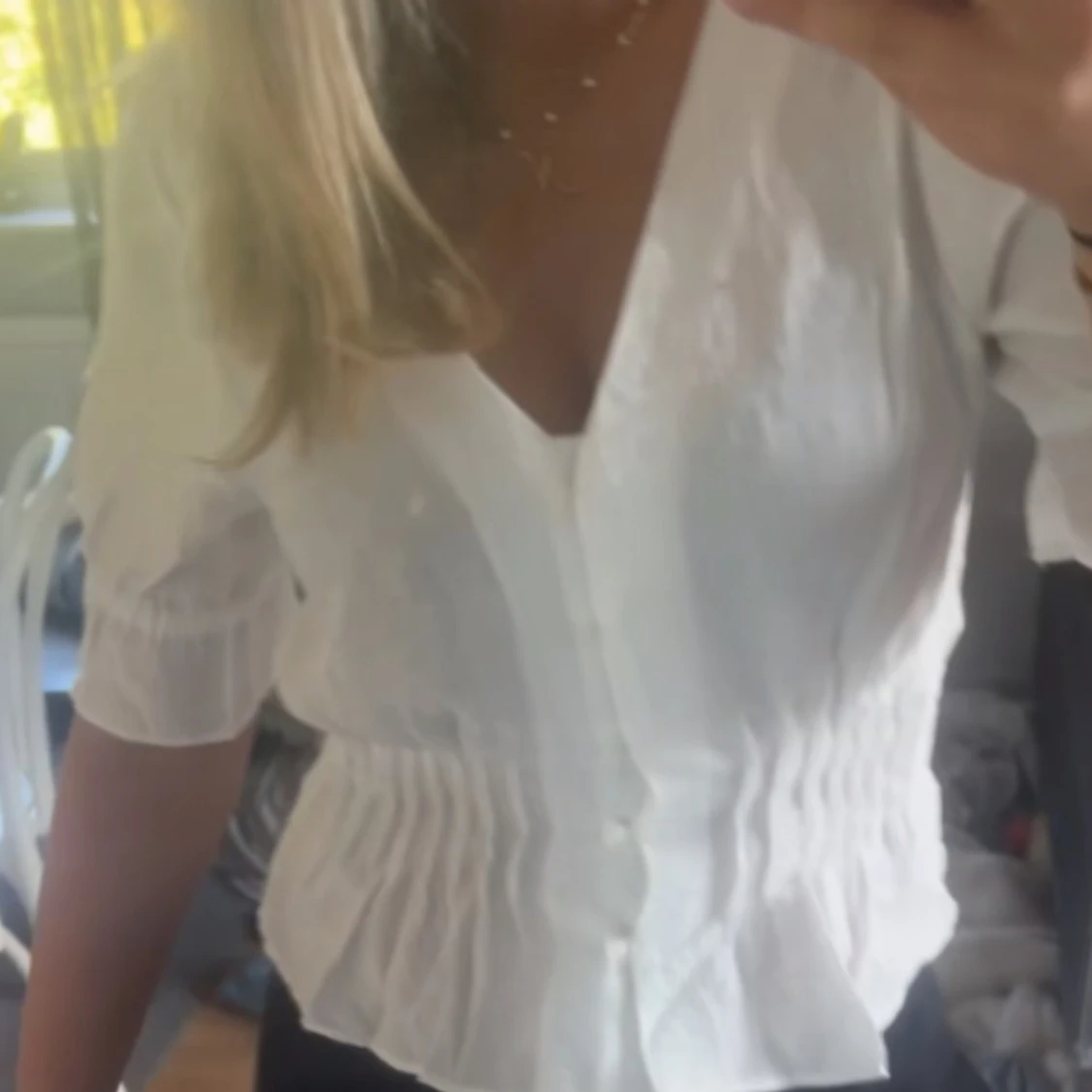 Vit v-ringad blus med knappar - 1