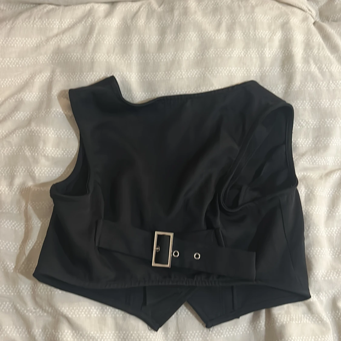 Svart väst med bälte från PrettyLittleThing - 1