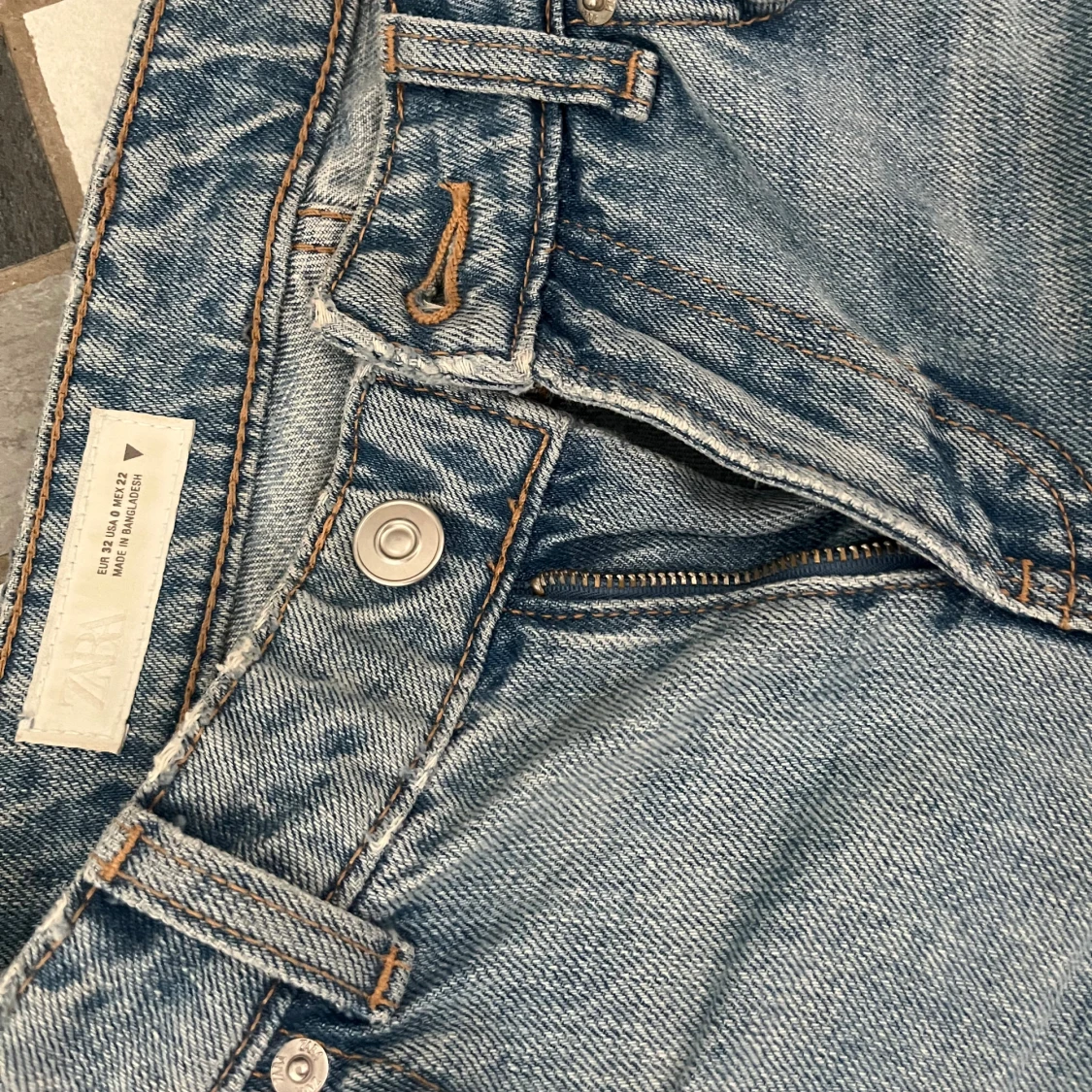 Ljusblå raka jeans från Zara - 2