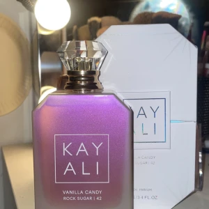 Kayali Vanilla Candy Parfym 100ml - Söt och lekfull parfym med noter av sockrad päron, viol, bubbelgum, vit karamell, sockerkristall och vaniljkräm. Volym: 100 ml. Tillverkad i Frankrike. Ingredienser: alkohol, parfym, vatten, alpha-isomethyl ionone, benzyl benzoate, benzyl salicylate, cinnamal, citral, citronellol, coumarin, geraniol, hydroxycitronellal, limonene, linalool, m.fl.