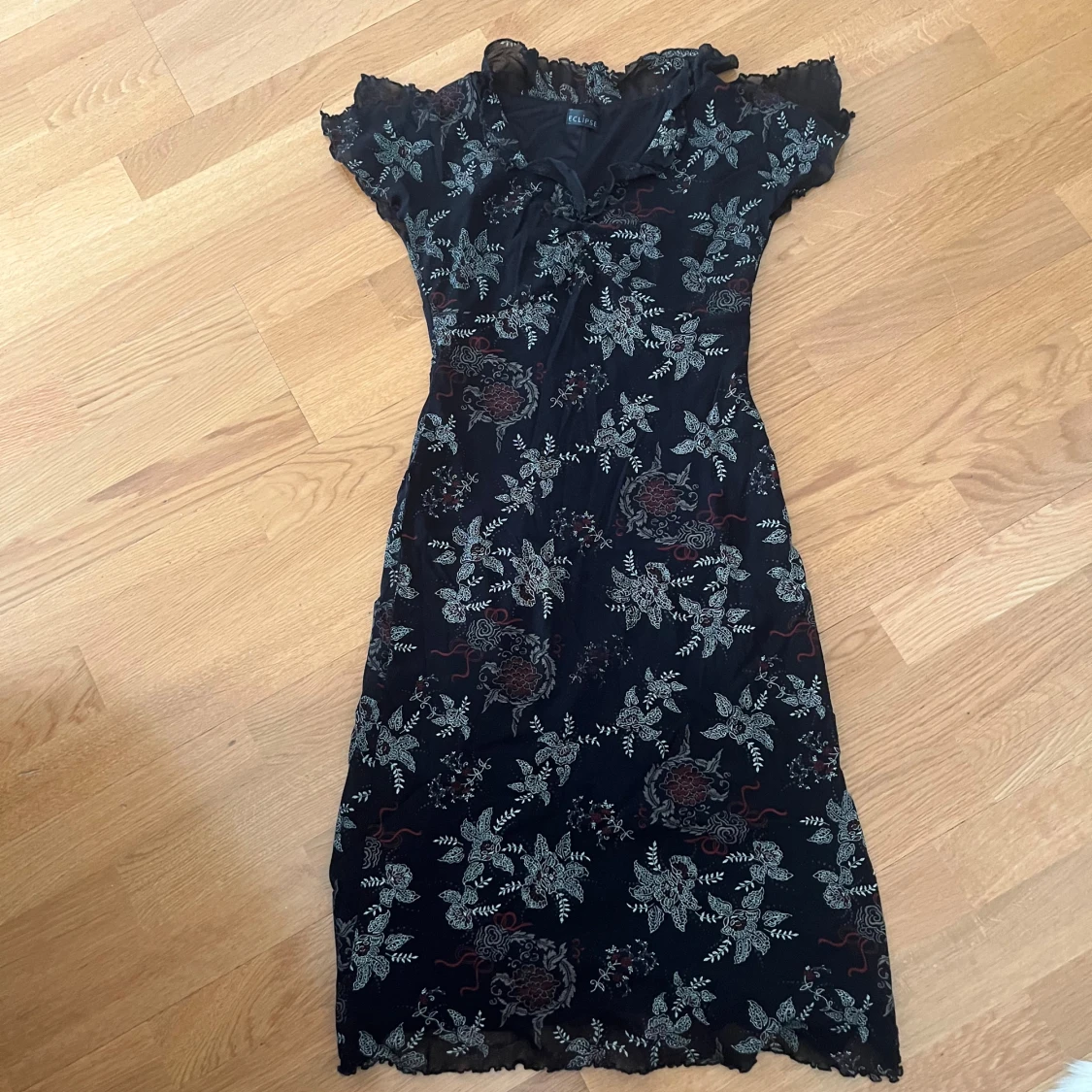 Svart blommig långklänning Eclipse