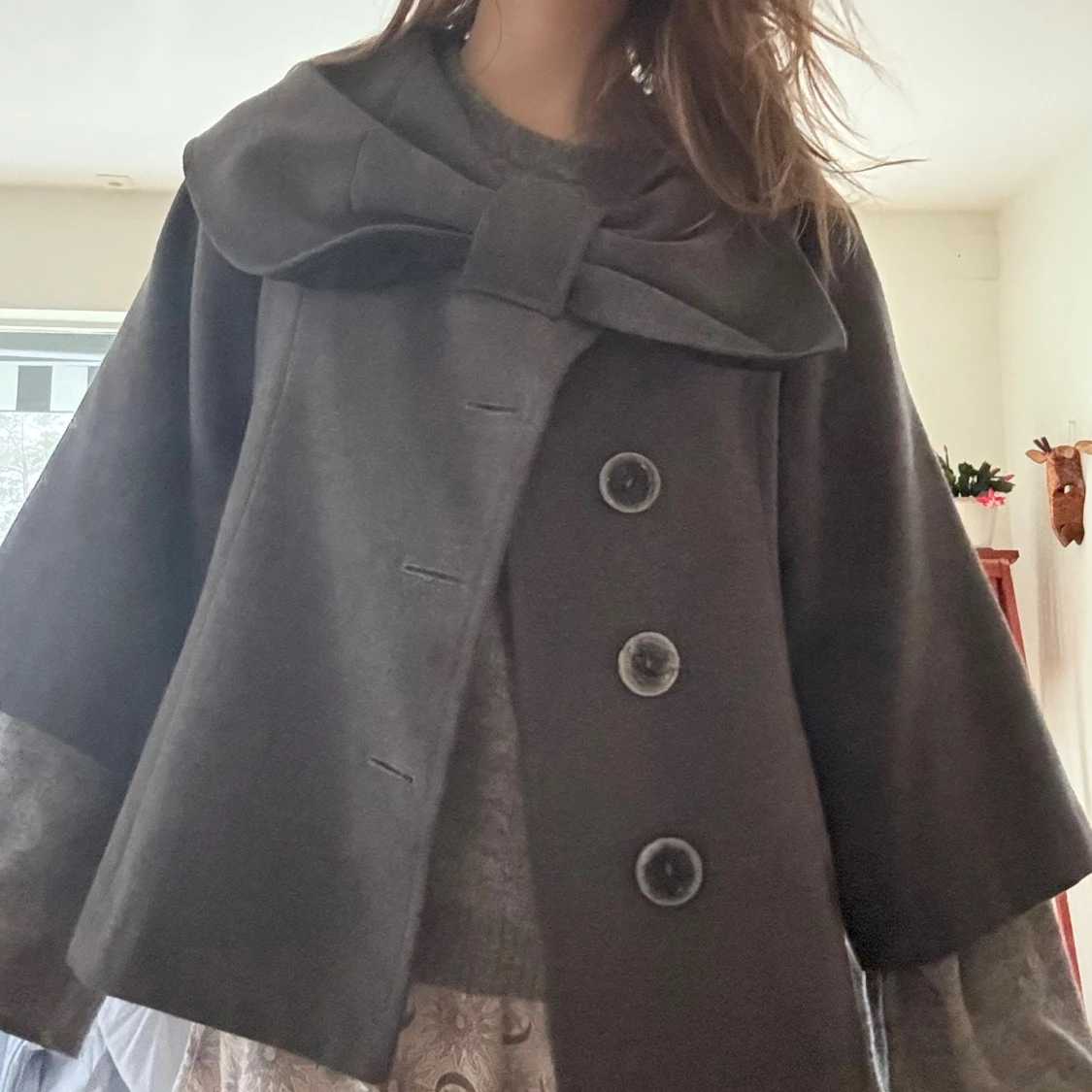 Mörkgrå kappa med rosett från Kalia - 3