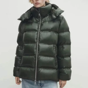 Mörkgrön pufferjacka från Massimo Dutti - Jätte fint skick, säljer eller byter mot en i xs i aningen denna färg eller svart eller brun!❤️❤️