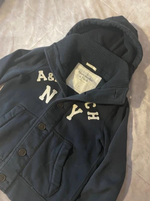 Vintage abercombie & fitch cardigan - Vintage cardigan från abercombie. Denna är sjukt eftertraktad och perfekt nu till vintern. Storlek S. Längd 62. Bredd 46.