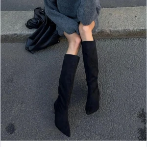 Svarta mockastövlar med spetsig tå - Sååå snygga mocka stövlar (klackhöjd 5,5cm), HELT NYA med prislapp och box kvar endast testade hemma🥰 nypris var 799kr