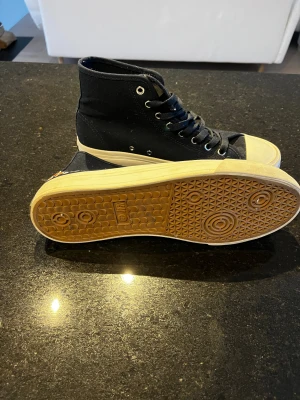 Keith haring skor  - Höga Special edition keith haring skor från HM, storlek 42