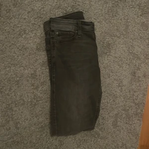 Jeans från Jack&Jones - Säljer ett par gråa jeans från Jack&Jones slim fit (Glenn). Nypris ca 400. Hör av dig vid minsta fråga!