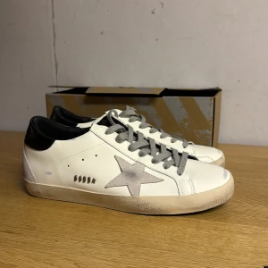 Golden Goose  - säljer dessa golden goose i storlek 44 i  .                         • skickar samma dag eller dagen därpå               • billigare vid snabb affär                                         • färg vit och svart häl