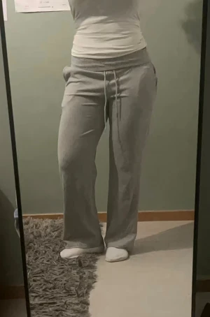 Grå mjukisbyxor - Gråa mjukisbyxor med normal passform och raka ben. Byxorba är också foldable som man ser på bilden. Perfekta för chill dagar eller när du vill vara bekväm men ändå se fräsch ut. Skriv gärna till mig om ni har frågor och funderingar, vill ha mer info eller fler bilder på byxorna