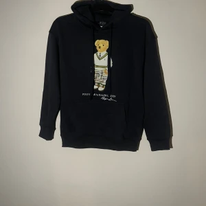 Polo Bear Hoodie - Nu säljer jag en mörkblå hoodie från     Ralph Lauren. Storlek M men passar snarare S. Tröjan är i nyskick (oanvänd) och är redo för en användare!!🙌