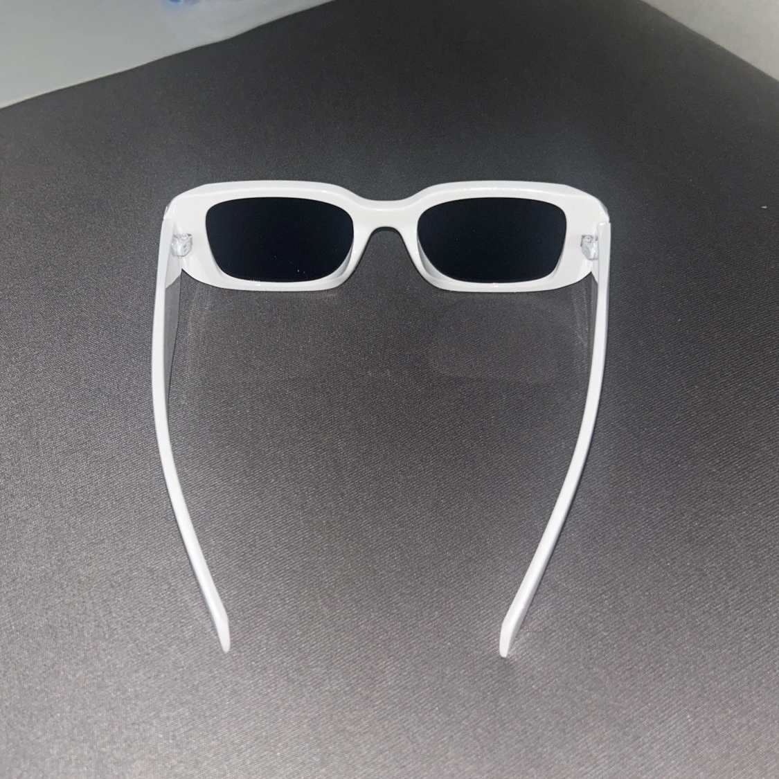 Vita rektangulära solglasögon från Prada - 2