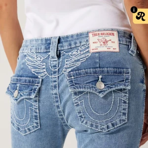 True Religion lågmidjade jeans med brodyr - Säljer mina favorit true religon jeans i storlek 23 och längd 32 då de har blivit för små. Väldigt fint skick på dem. Jeansen är låg midjade med botcutt passform.