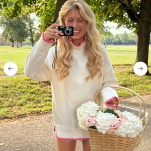 Vit stickad polotröja med rosa detaljer - Säljer denna drömmiga polo tröja som är helt oanvänd med prislappen kvar!❤️Köpte två så därför säljar jag denna då den inte gick att skicka tillbaka, älskar älskar älskar. (Lånade bilder) Tröjan är ursprungligen från Meet Me There💓