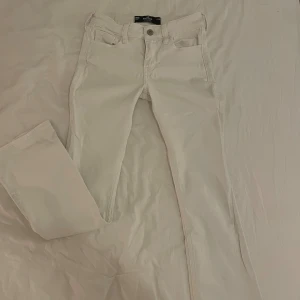 Lågmidjade bootcut jeans! - Säljer dessa lågmidjade vita bootcut jeans från Hollister! De är i storlek 000R, w23R och de motsvarar storlek XS💝