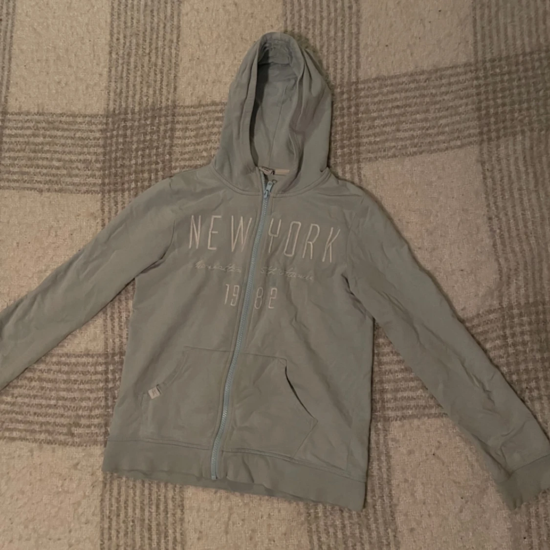 Ljusblå hoodie med tryck från Lindex